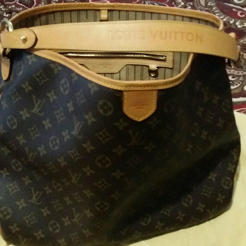 Just admiring that LV delightful over there 😘 💕